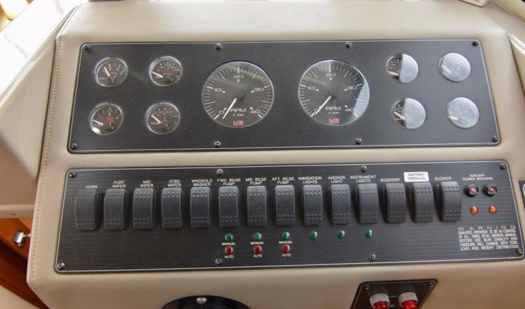 40 Bayliner 4087 Helm instruments