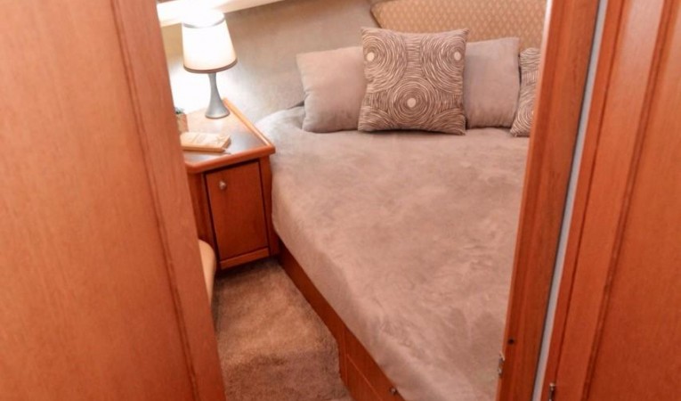 40 Bayliner 4087 Forward VIP stateroom