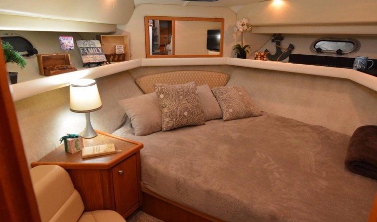 40 Bayliner 4087 Forward VIP stateroom