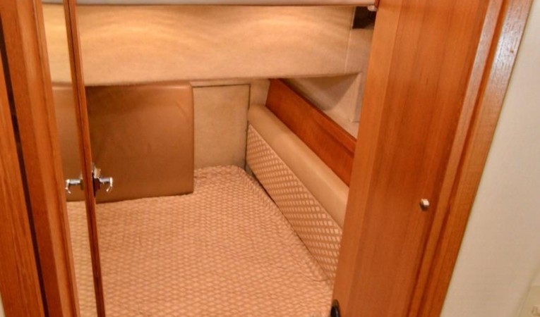40 Bayliner 4087 Guest Stateroom