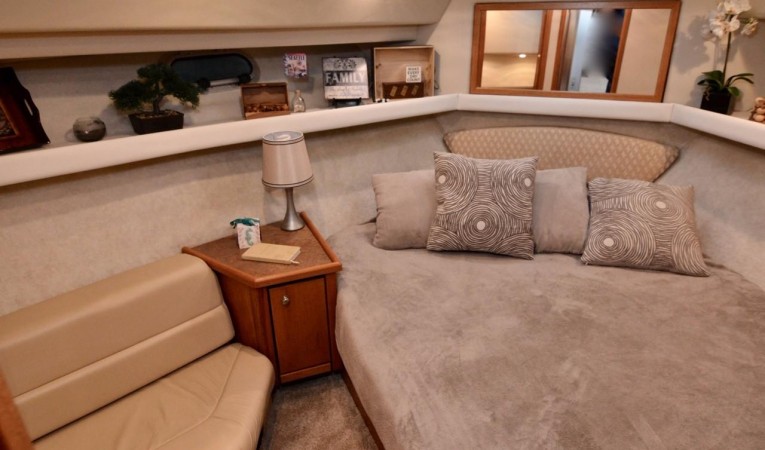 40 Bayliner 4087 Forward VIP stateroom