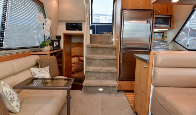 40 Bayliner 4087 Salon- Looking aft