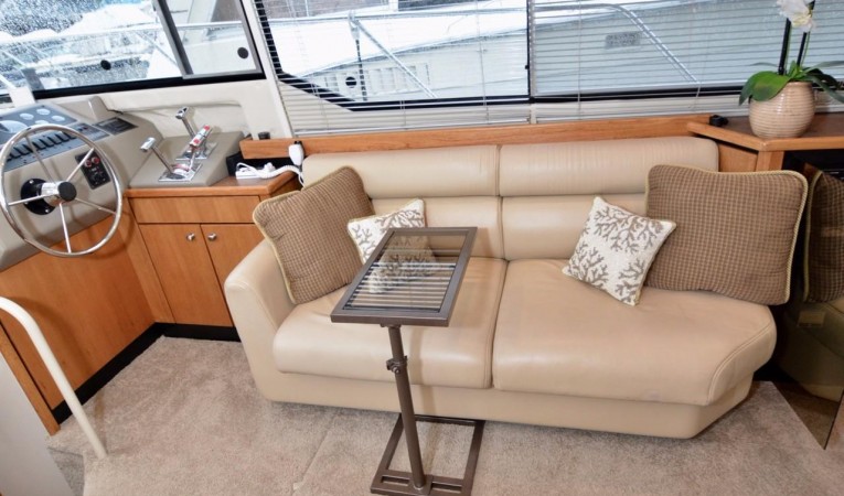 40 Bayliner 4087 Salon- Starboard settee