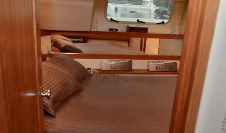 40 Bayliner 4087 Master Stateroom aft