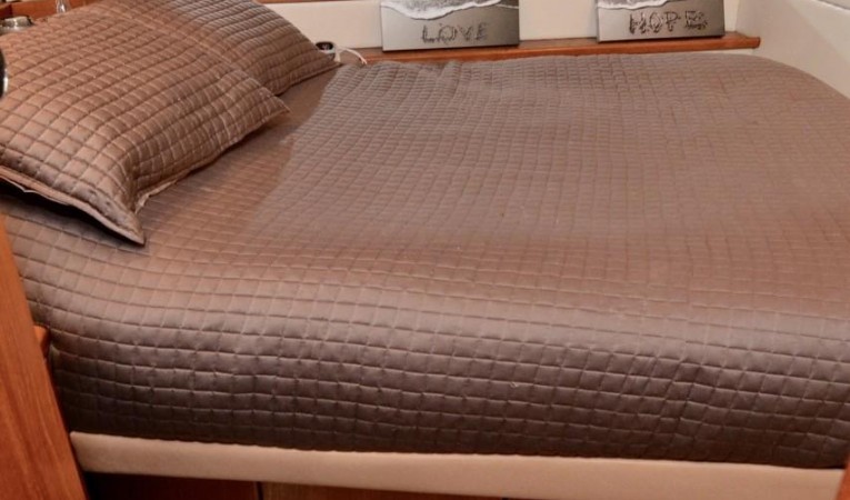 40 Bayliner 4087 Master Stateroom