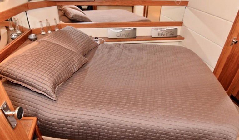 40 Bayliner 4087 Master Stateroom