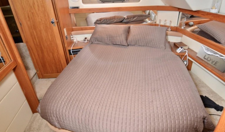 40 Bayliner 4087 Master Stateroom- Looking starboard