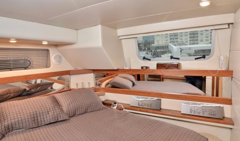 40 Bayliner 4087 Master Stateroom- Starboard/aft