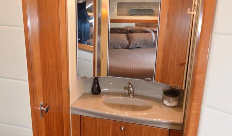 40 Bayliner 4087 Master Stateroom- Port