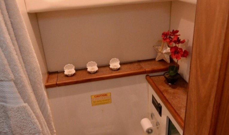 40 Bayliner 4087 Master head- Aft