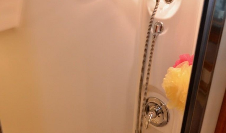 40 Bayliner 4087 Master shower- Forward