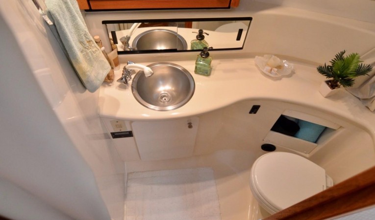 40 Bayliner 4087 Guest/Day head- Forward