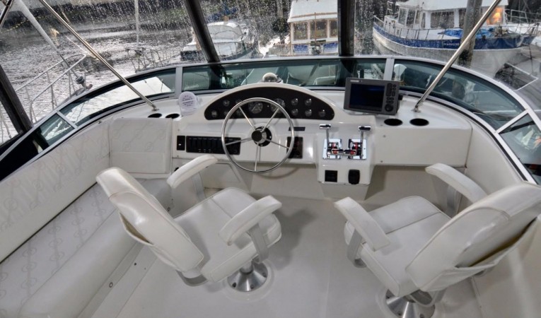 40 Bayliner 4087 Flybridge helm