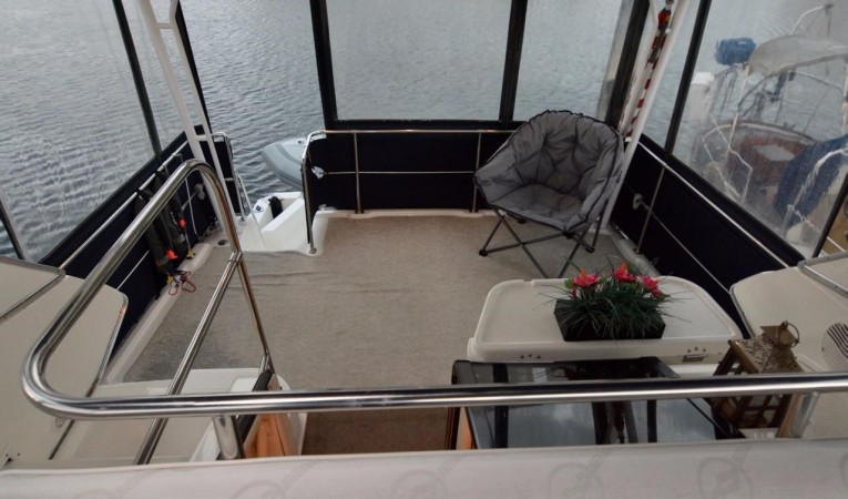 40 Bayliner 4087 Enclosed aft deck with hardtop