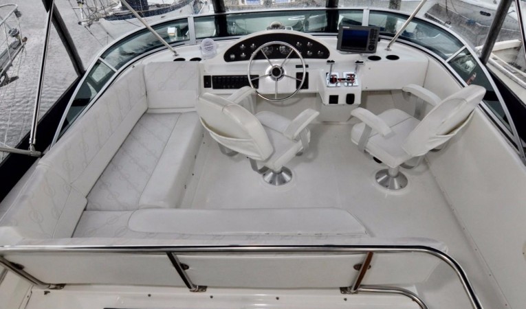 40 Bayliner 4087 Flybridge helm