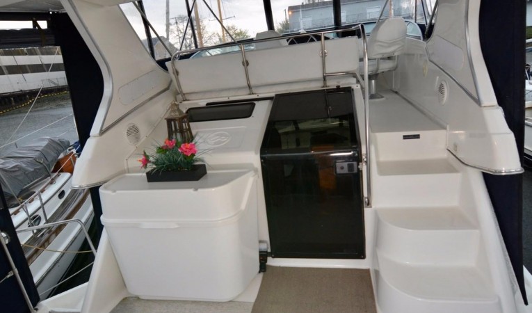 40 Bayliner 4087 Aft deck- Looking forward