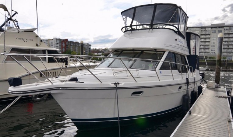 40 Bayliner 4087 Port side