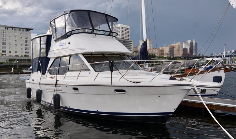 40 Bayliner 4087 Starboard bow at dock