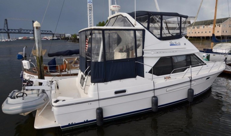40 Bayliner 4087 Starboard side