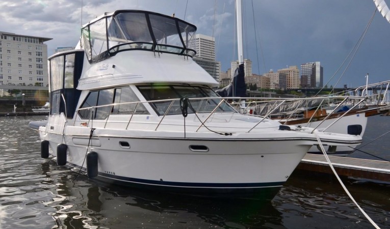 40 Bayliner 4087 Starboard bow at dock