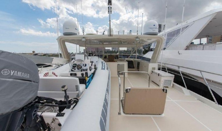 66 Offshore Boat Deck Forward