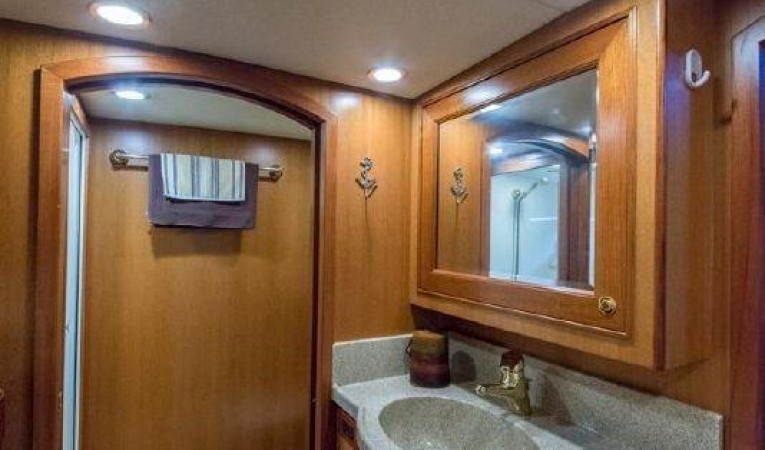 66 Offshore Guest/Crew Head