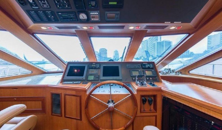 66 Offshore Pilothouse Helm