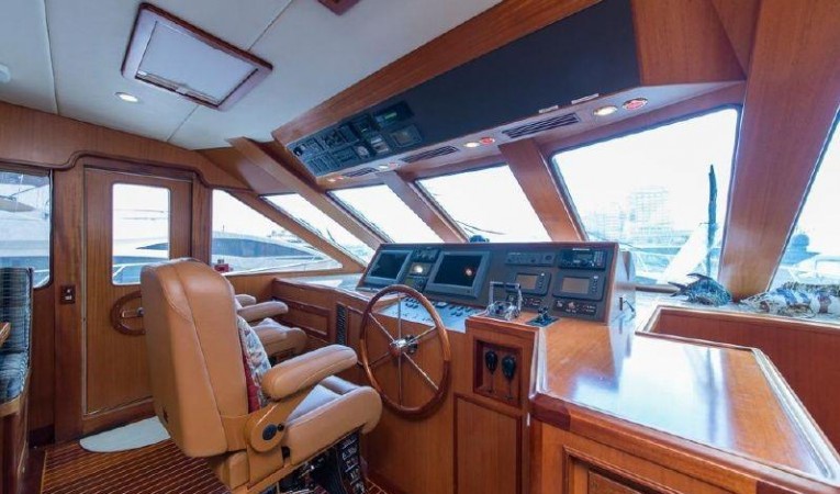 66 Offshore Pilothouse Helm