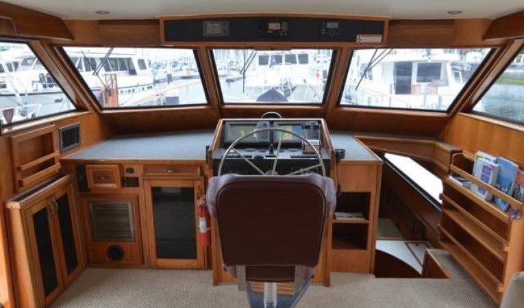 58 Hatteras Lower Helm