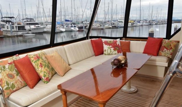 58 Hatteras Aft deck- Table open