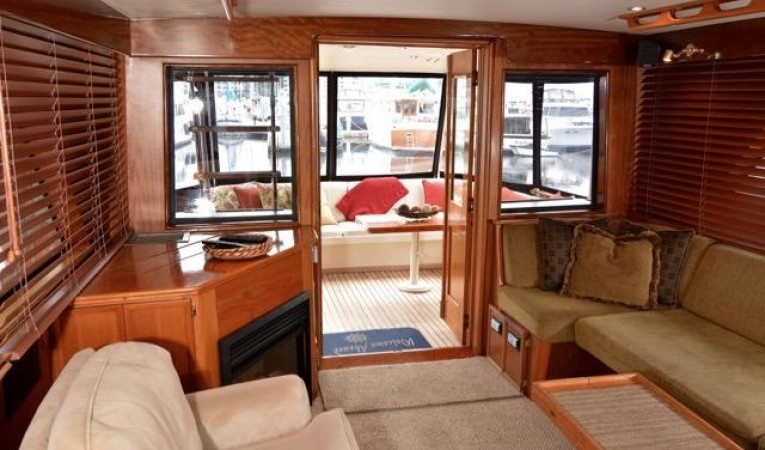 58 Hatteras Salon- Looking aft