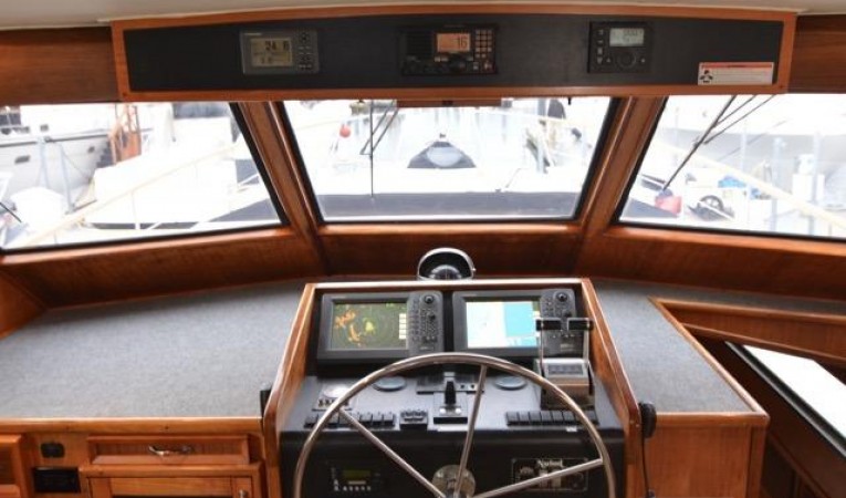 58 Hatteras Clean helm