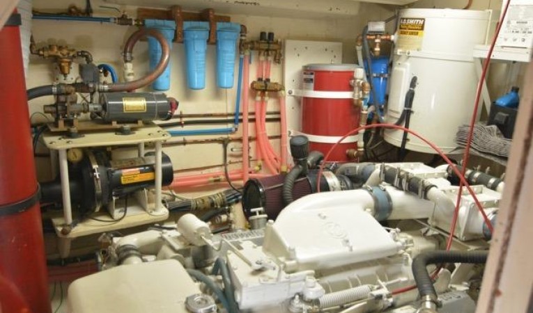 58 Hatteras Engineroom- Starboard