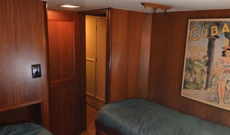 58 Hatteras Guest Stateroom- Looking aft