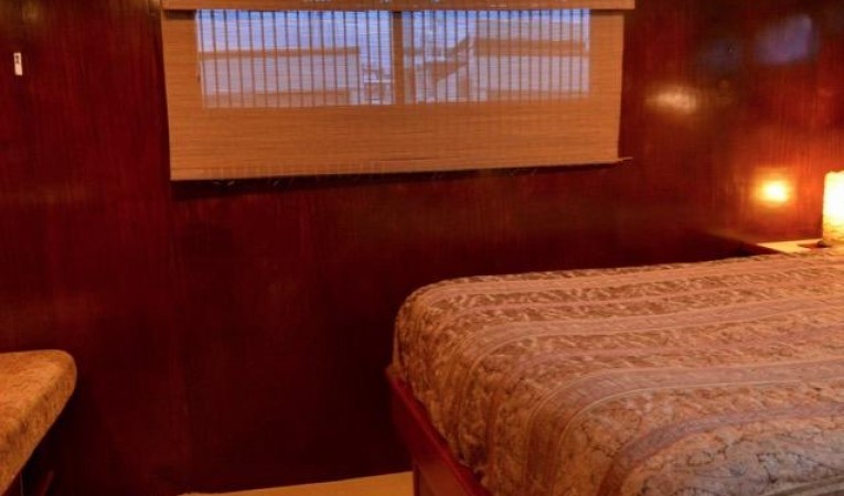 58 Hatteras Master stateroom- Looking aft
