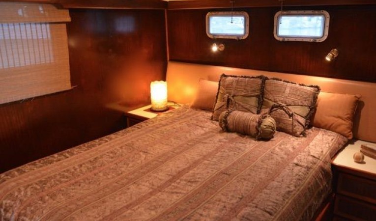 58 Hatteras Master Stateroom- Athwartships Queen