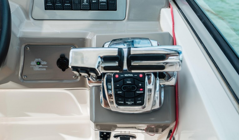 31 Chaparral Helm Throttle