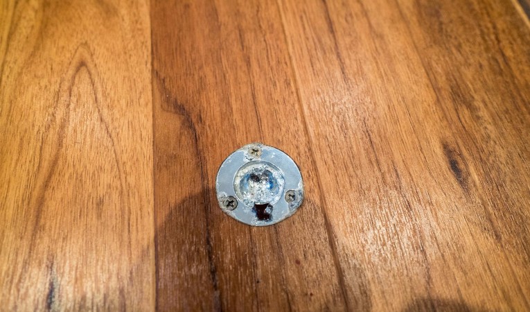 31 Chaparral Cabin Hatch Oxidation