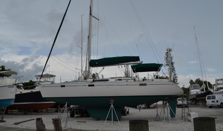 43 Beneteau Port profile on land
