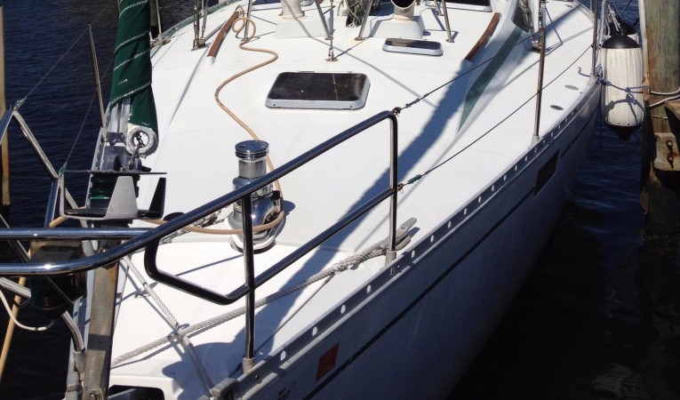 43 Beneteau Large fore deck