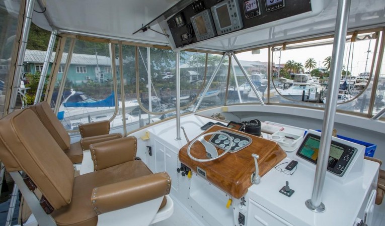 46 Bertram Flybridge Helm