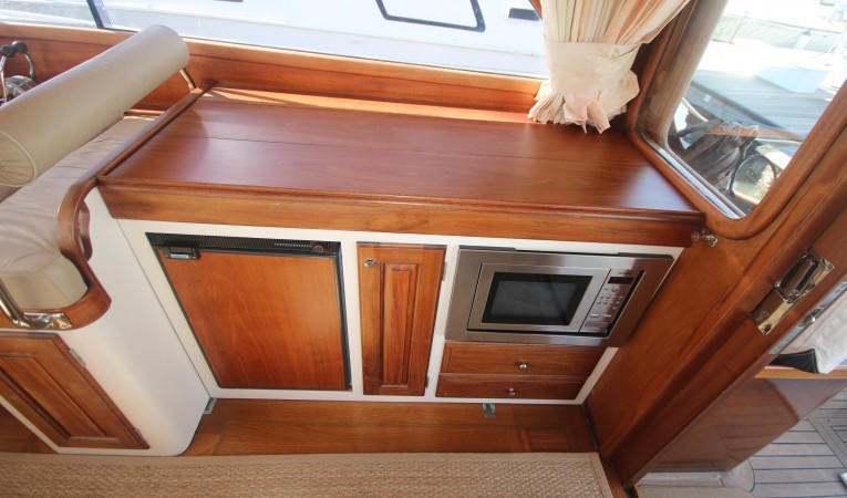 42 Vicem galley cover closed