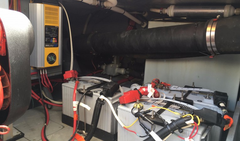 40 Sea Ray Engine Room