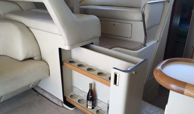 40 Sea Ray Bottle Storage in Salon