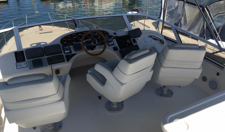 40 Sea Ray Helm Area