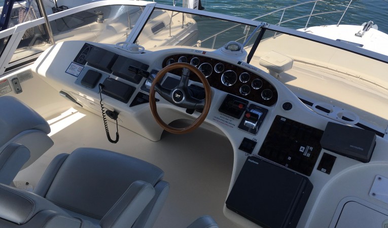 40 Sea Ray Helm Area 2