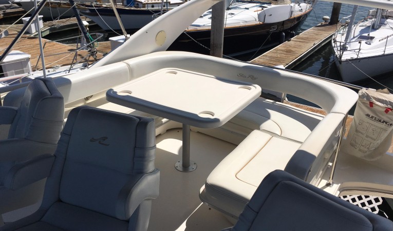 40 Sea Ray Aft Bridge Lounge Area