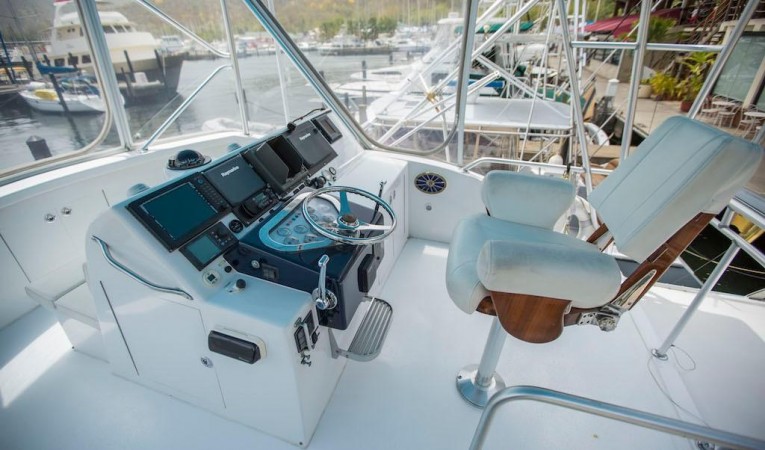 45 Hatteras Flybridge Helm