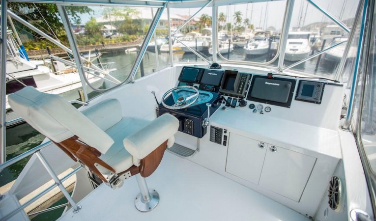 45 Hatteras Flybridge Helm