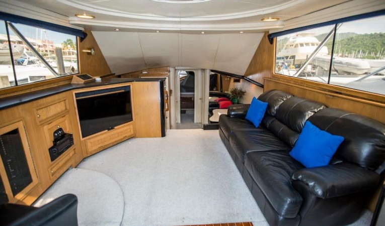 45 Hatteras Main Salon Forward